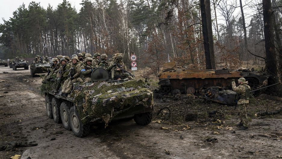 Wojna w Ukrainie - inne miastaUkrainian soldiers pass on top of armored vehicles next to a destroyed Russian tank in the outskirts of Kyiv, Ukraine, Thursday, March 31, 2022. (AP Photo/Rodrigo Abd), APTOPIXAP