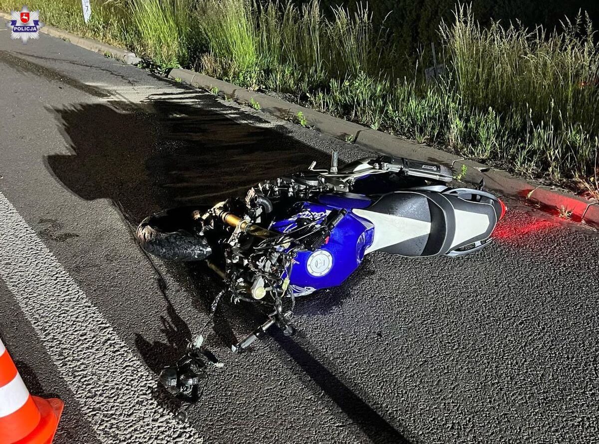 Motocykl honda po uderzeniu w samochód