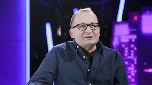 Drewniany dom Roberta Górskiego z Kabaretu Moralnego Niepokoju na Mazurach. Jest przytulnie i z klimatem