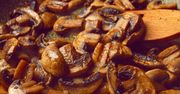 Posyp pieczarki przed końcem smażenia. Będą chrupiące i bardziej aromatyczne niż borowiki