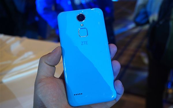 ZTE Blade A1 to jeden z najtańszych smartfonów z czytnikiem linii pailarnych 11
