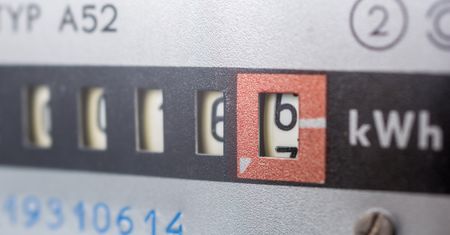 Jak oszczędzać prąd? 8 niezawodnych sposobów na niższe rachunki
