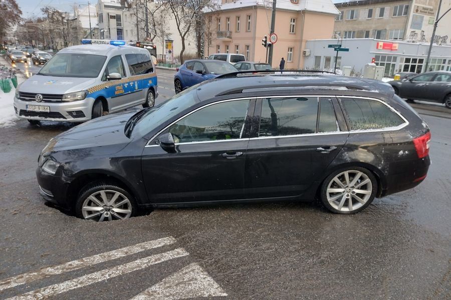 Pod autami w Sopocie zapadł się fragment jezdni / Fot. Policja 