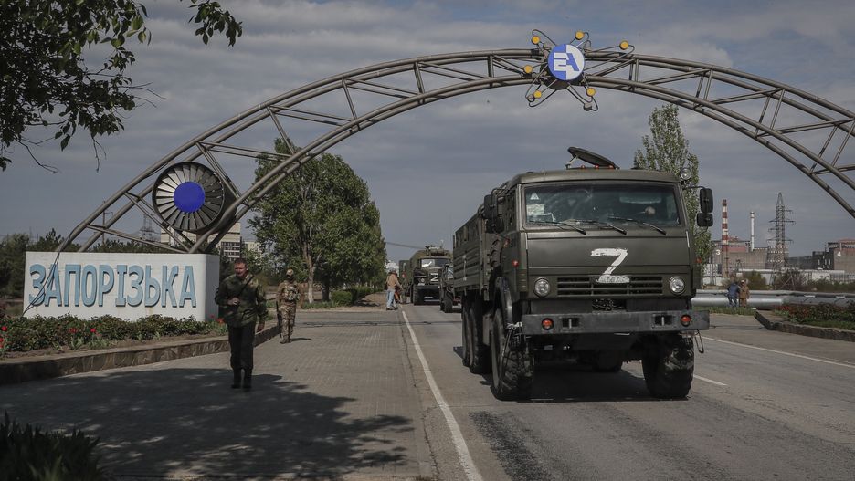 A picture taken during a visit to Mariupol organized by the Russian military shows Russian military vehicles driving in front of the Zaporizhzhia Nuclear Power Station in Enerhodar, southeastern Ukraine, 01 May 2022. The Zaporizhzhia Nuclear Power Station is under control of the Russian National Guard, the Ukrainian military that guarded the facility handed over their weapons and were released on 09 March according to Andriy Shevchik, head of the Enerhodar city administration. On 24 February Russian troops entered Ukrainian territory in what the Russian president declared a 'special military operation', resulting in fighting and destruction in the country, a huge flow of refugees, and multiple sanctions against Russia. EPA/SERGEI ILNITSKY Dostawca: PAP/EPA.
