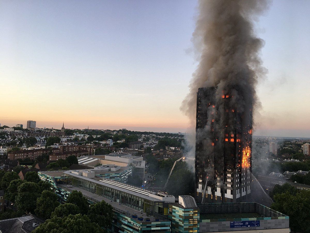 płonący Grenfell Tower