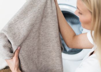 Wiele osób popełnia ten błąd. Chodzi o pranie wełnianych swetrów