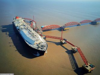 Tankowce z amerykańskim gazem płyną do Europy. Wielki zastrzyk surowca już obniża ceny