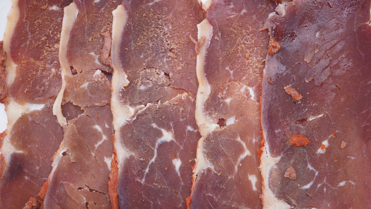 Jak prawidłowo przechowywać wędliny w lodówce?