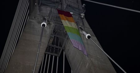 Warszawa. Tęczowa flaga na moście Świętokrzyskim
