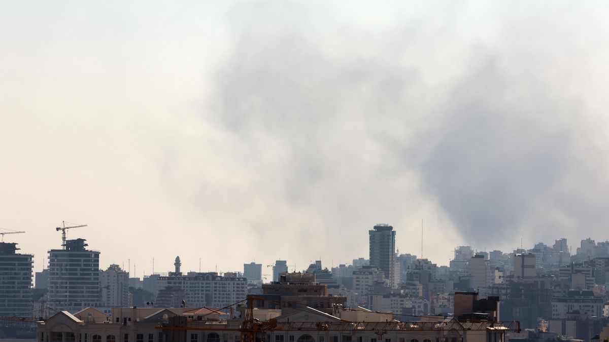Smoke rises after an Israel airstrike in central Tehran, Iran, 17 June 2025. Israel has been conducting strikes across Iran since 13 June, targeting nuclear, military and energy facilities, prompting Iran to launch retaliatory waves of missiles and drones toward Israel. EPA/ABEDIN TAHERKENAREH Dostawca: PAP/EPA.