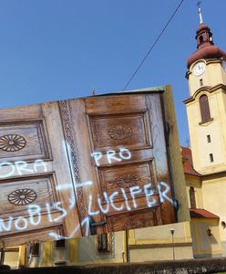 Goleszów. Satanistyczne symbole i hasło na drzwiach świątyni