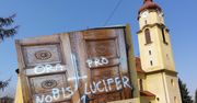 Goleszów. Satanistyczne symbole i hasło na drzwiach świątyni