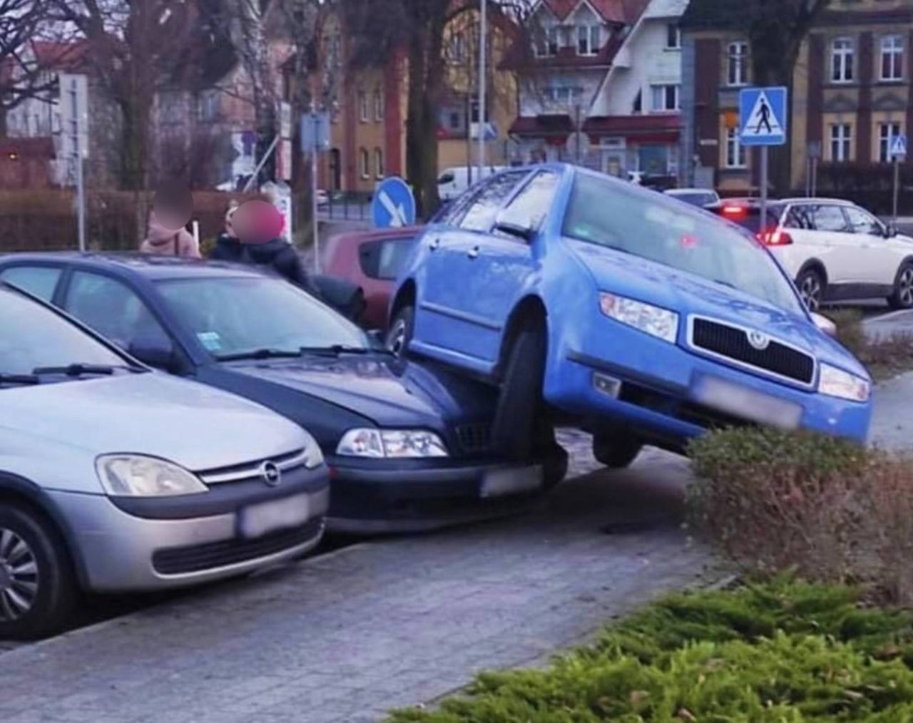 Pomyliła hamulec z gazem i najechała na zaparkowane auto