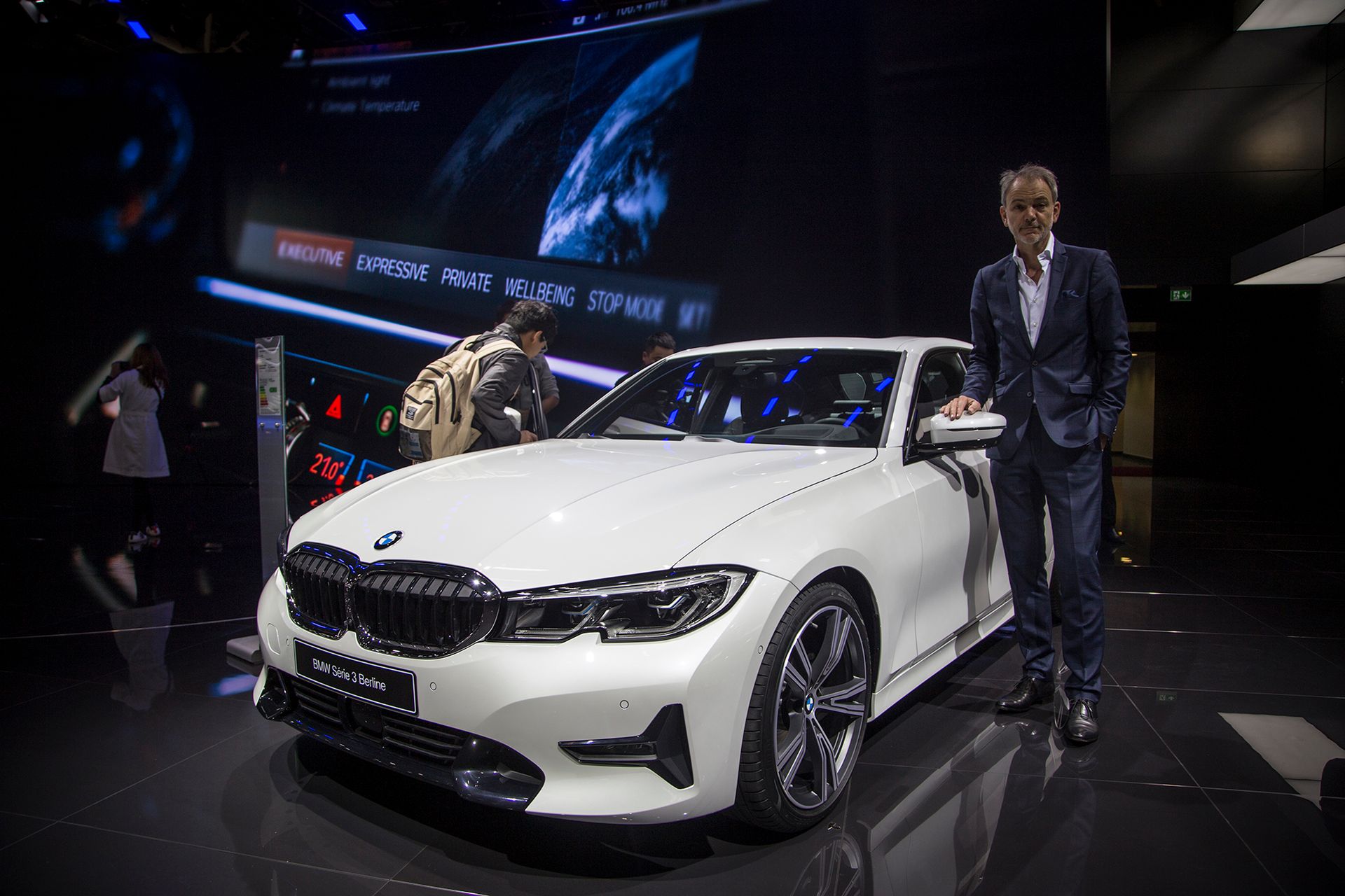 Nowe BMW serii 3 ze swoim twórcą w tle (fot. Mateusz Żuchowski)