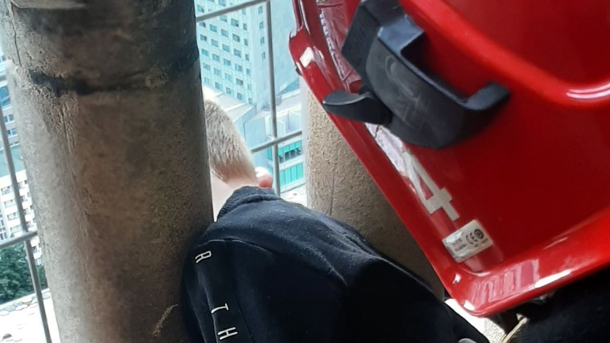 Dziecko włożyło głowę między filary