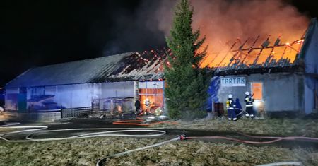 Śląskie. Pożar hali produkcyjnej w Bielowicku koło Bielska-Białej. Straty sięgają 600 tysięcy złotych