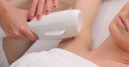 Maszynka, a może laser... jak Kim Kardashian? Jaki jest twój sposób depilacji