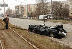 Czołg na ulicy w Kijowie rozjechał auto. Kierowca przeżył