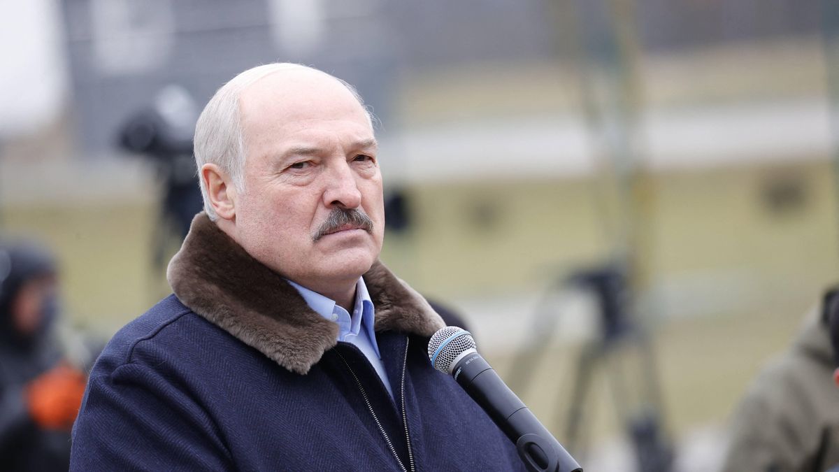 Belarus President Lukashenko visits refugee camp on Belarusian-Polish borderGRODNO, BELARUS - NOVEMBER 26: Belarusian President Alexander Lukashenko visits migrants waiting at the closed area allocated by Belarusian government on the Belarusian-Polish border in Grodno, Belarus on November 26, 2021. Sefa Karacan / Anadolu Agency/ABACAPRESS.COM Dostawca: PAP/AbacaAA/ABACAbia�orusko, bia�orusko-polska, granica, kryzys migracyjny, sytuacja na granicy