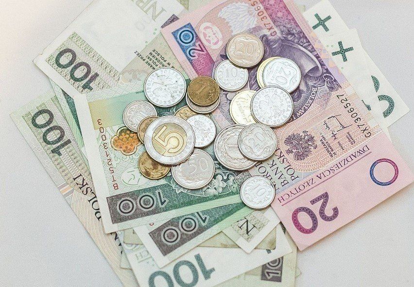 Emerytura: 2 900 zł bruttoOstatni próg pełnej kwoty1 878,91 zł brutto / ok. 1 709,81 zł netto↓ CHCESZ ZOBACZYĆ TABELĘ WYLICZEŃ 14. EMERYTURY, PRZEWIŃ W DÓŁ ↓