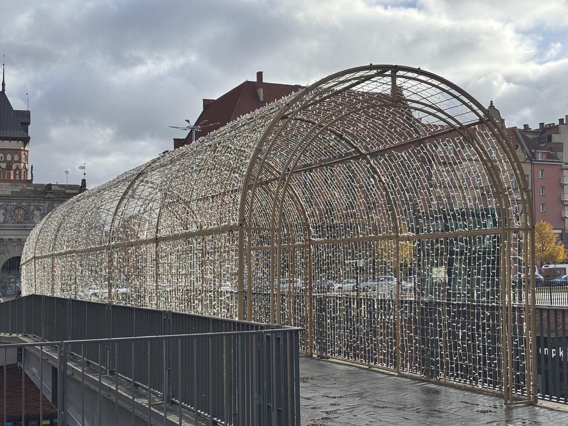 Choinka w październiku przed Forum Gdańsk