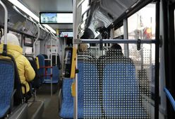 Atak w autobusie. Napastnik uderzył mężczyznę butelką w głowę