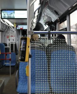 Atak w autobusie. Napastnik uderzył mężczyznę butelką w głowę