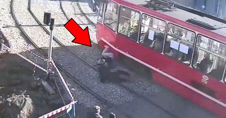 Wtargnęli prosto pod tramwaj. Dramatyczne nagranie z Chorzowa
