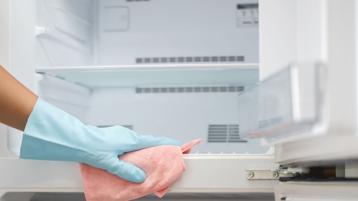 Jak prawidłowo usunąć lód z zamrażarki?