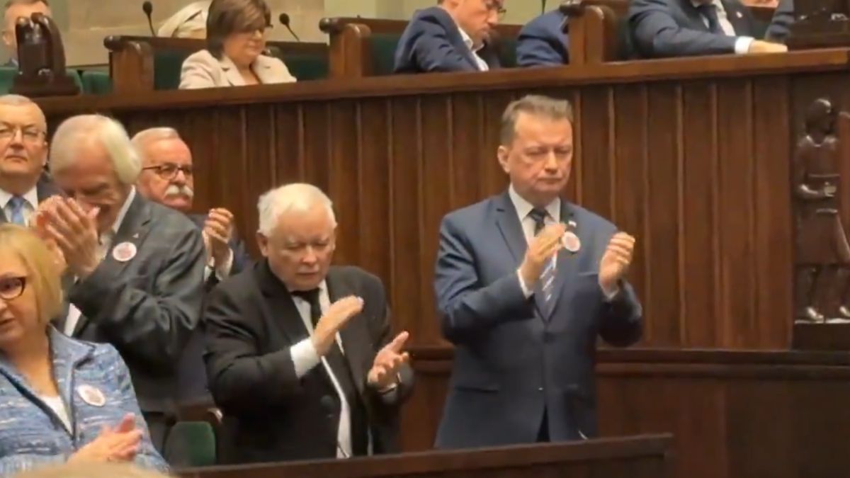 Jarosław Kaczyński klaskał w Sejmie. Kołodziejczak zwraca uwagę na rytm