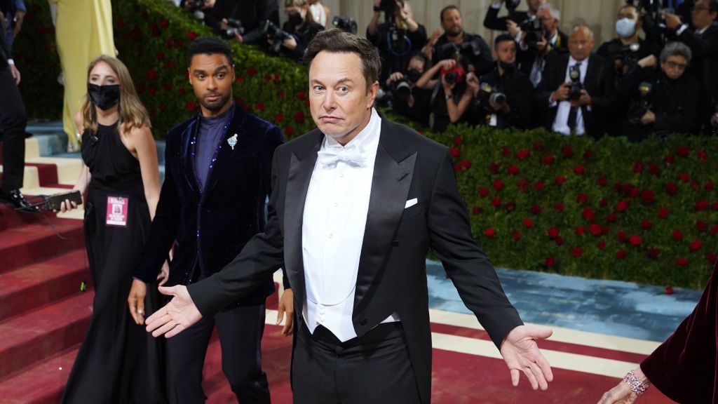 Elon Musk traci na akcjach Tesli