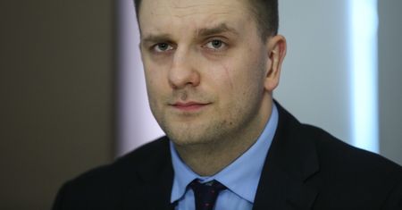 Długi, wspólnicy zarzucający oszustwo, handel maseczkami i powoływanie się na wpływy. Oto tajemnice ministra Łukasza Mejzy