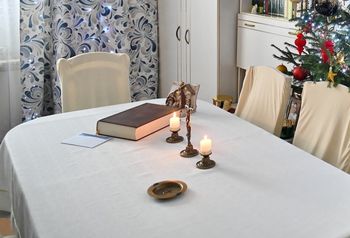 W tej parafii to ksiądz wręcza koperty wiernym. "Jak co roku"