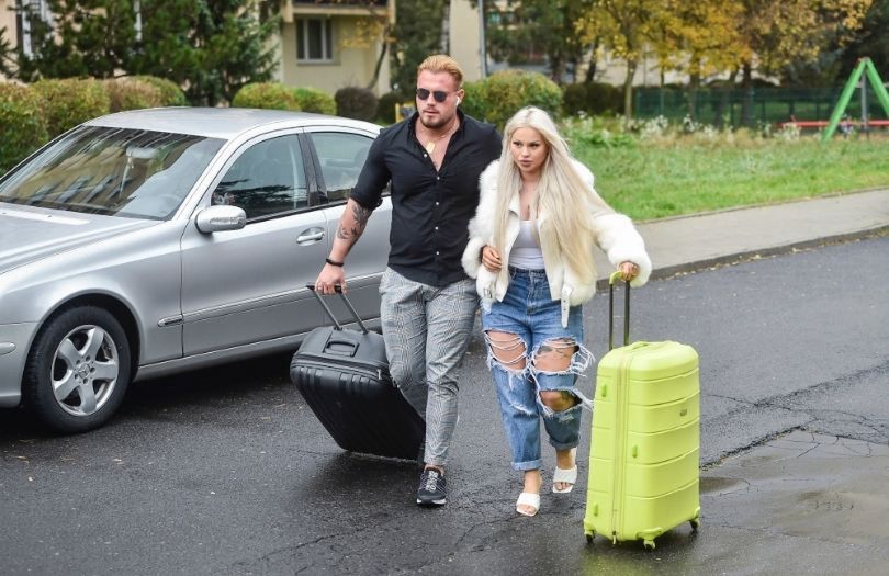 Ewel0na wtula się w nowego chłopaka podczas ustawki z paparazzi