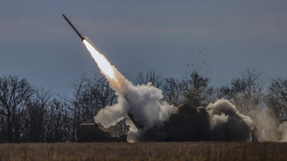 Russian invasion of Ukraine
epa10292419 A High Mobility Artillery Rocket System (HIMARS) of Ukrainian army fires close to the frontline at the northern Kherson region, Ukraine, 05 November 2022 (issued 07 November 2022). Russian troops on 24 February entered Ukrainian territory, starting a conflict that has provoked destruction and a humanitarian crisis.  EPA/HANNIBAL HANSCHKE 
Dostawca: PAP/EPA.
HANNIBAL HANSCHKE