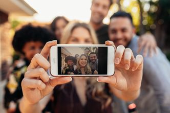 Oszuści kradną nawet selfie. Do czego je wykorzystują? Ostrzeżenie KNF