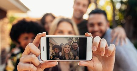 Oszuści kradną nawet selfie. Do czego je wykorzystują? Ostrzeżenie KNF