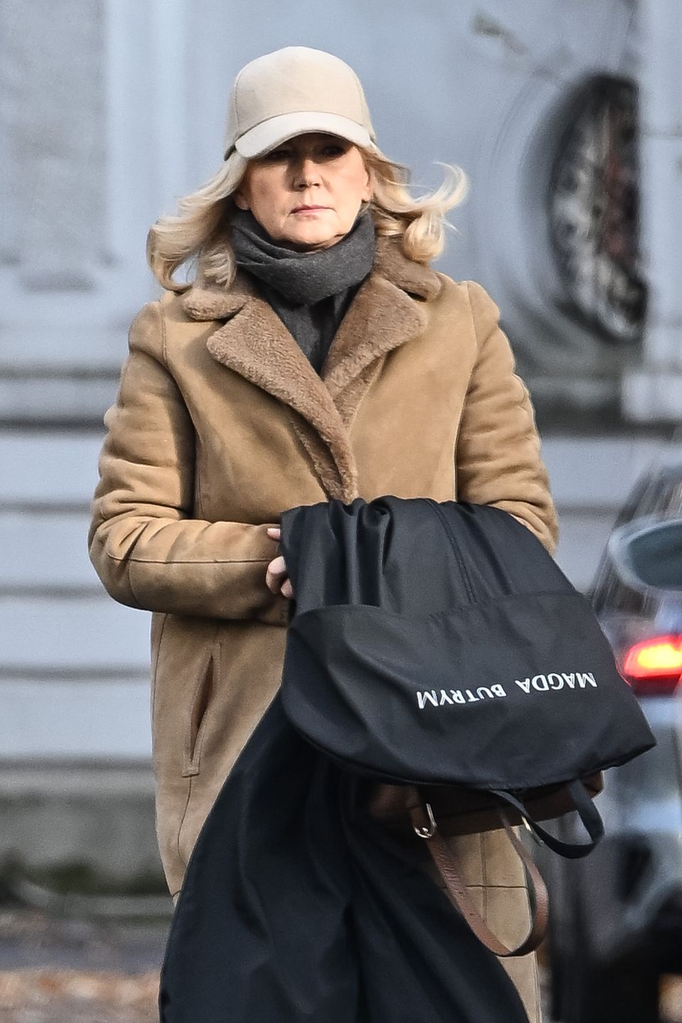 Naturalna Grażyna Torbicka załatwia sprawunki na mieście