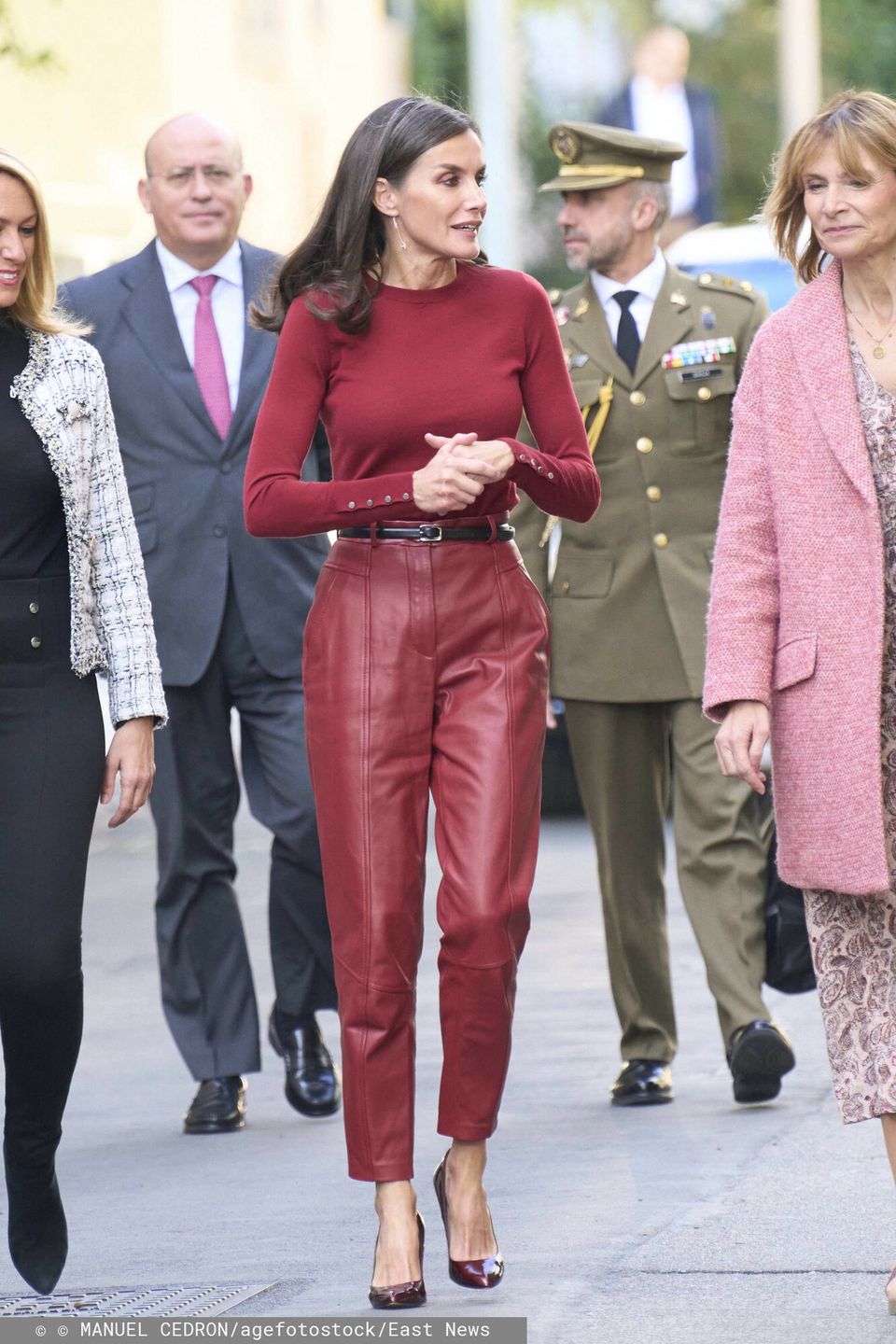 Królowa Letizia w burgundowym komplecie