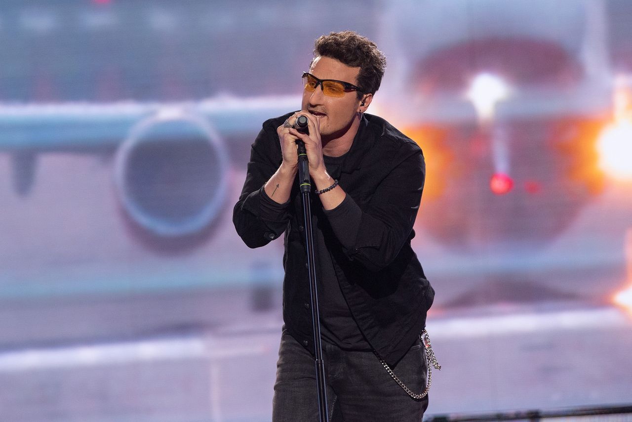 Karol Dziuba jako Bono z U2 w "Twoja Twarz Brzmi Znajomo"