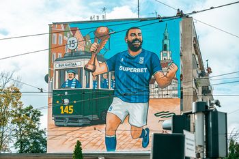 Poznań: Mural z Ishakiem nową sportową wizytówką
