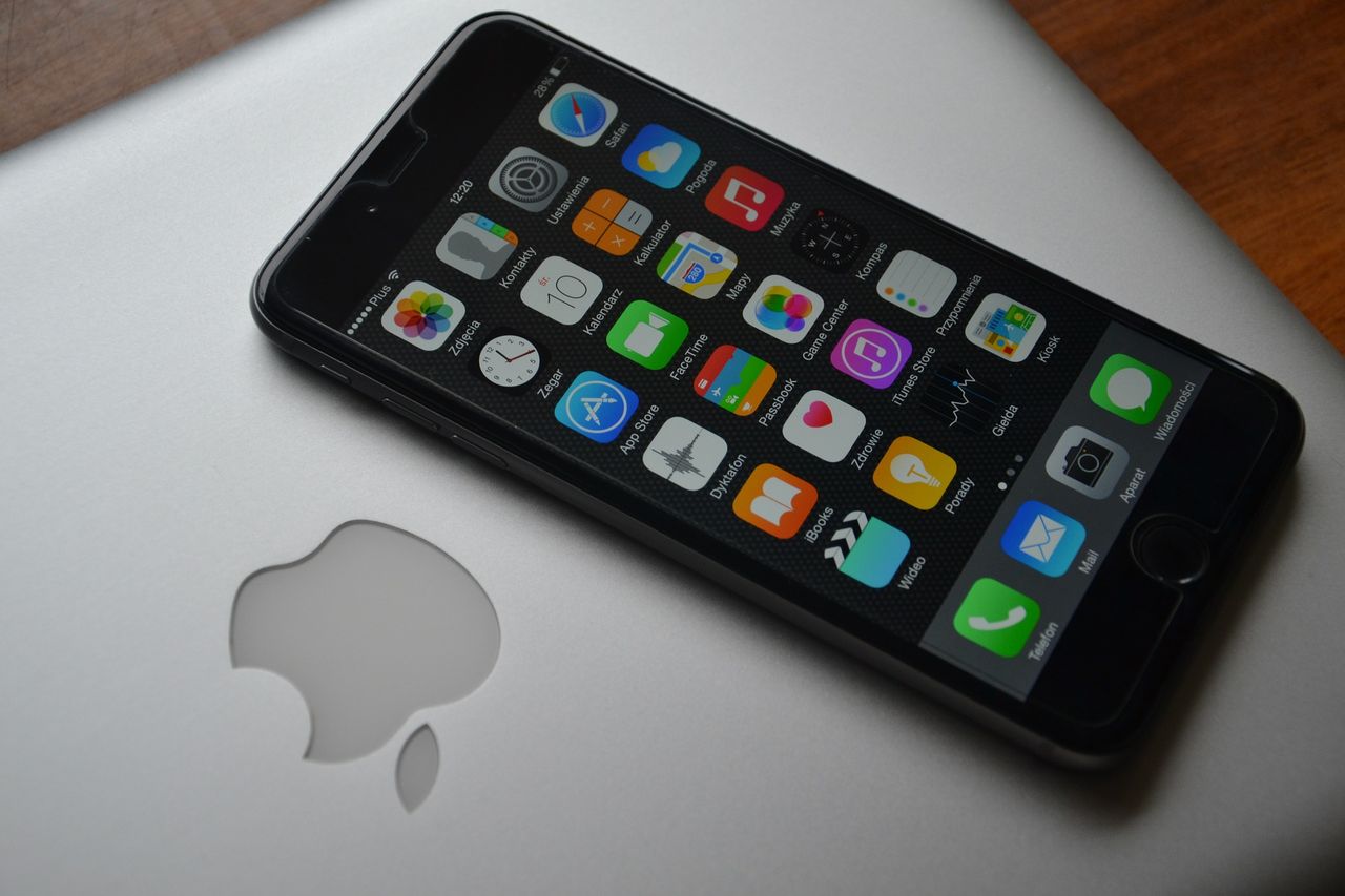 Apple odpowiada na krytykę WhatsAppa: "Nowe zasady dotyczą wszystkich aplikacji na iOS-a"
