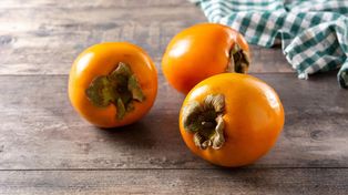 Kaki, chińska śliwka, persymona to ten sam owoc. Jak go jeść i kto powinien go unikać? Zobacz, co daje jedzenie kaki