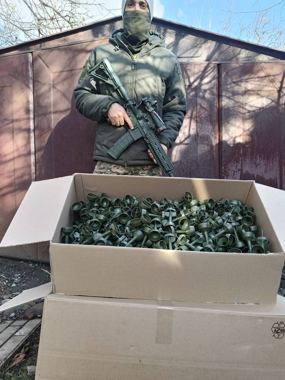 Żołnierz z karabinkiem HK416 wraz z dostawą od WildBees.
