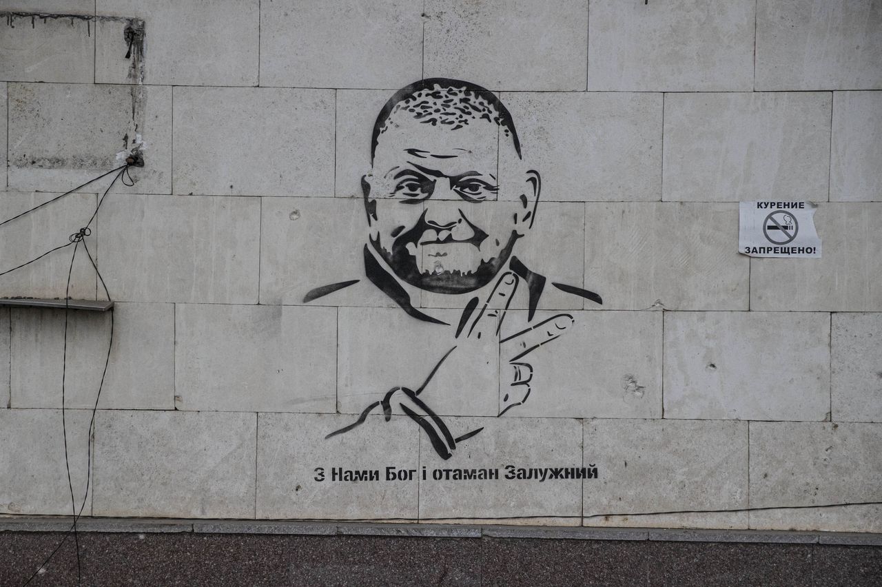 Mural przedstawiający generała Wałerija Załużnego, głównodowodzącego armii Ukrainy, na ścianie lotniska w Chersoniu