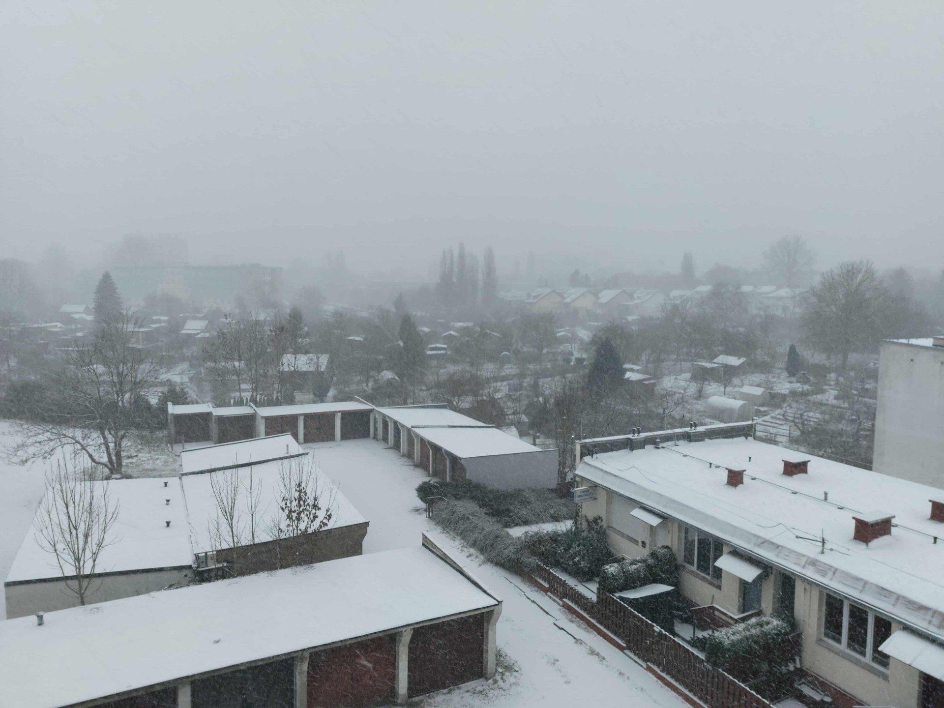 Poniedzakowy poranek przywita nas intensynymi opadami niegu.