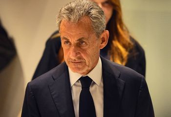 Sarkozy zgłosił się do więzienia. Żona nie odstępowała go na krok