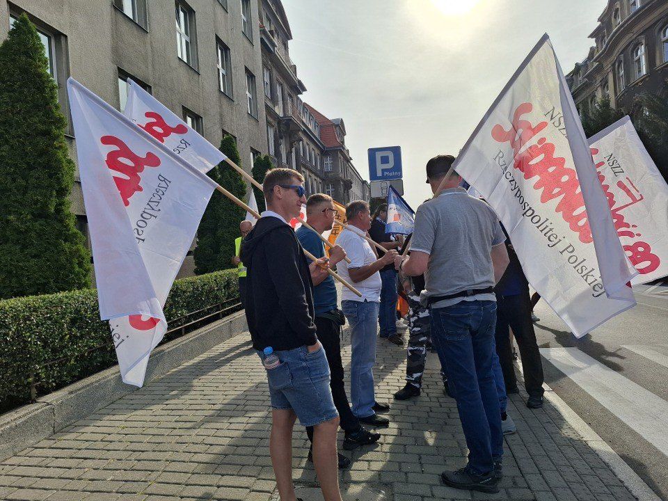 Katowice: Ponad 300 górników i hutników protestuje pod Śląskim Urzędem Wojewódzkim