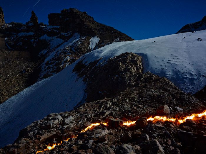 Zachęcamy także do obejrzenia filmu wykonanego podczas wykonywania zdjęć - Simon Norfolk on Mount Kenya