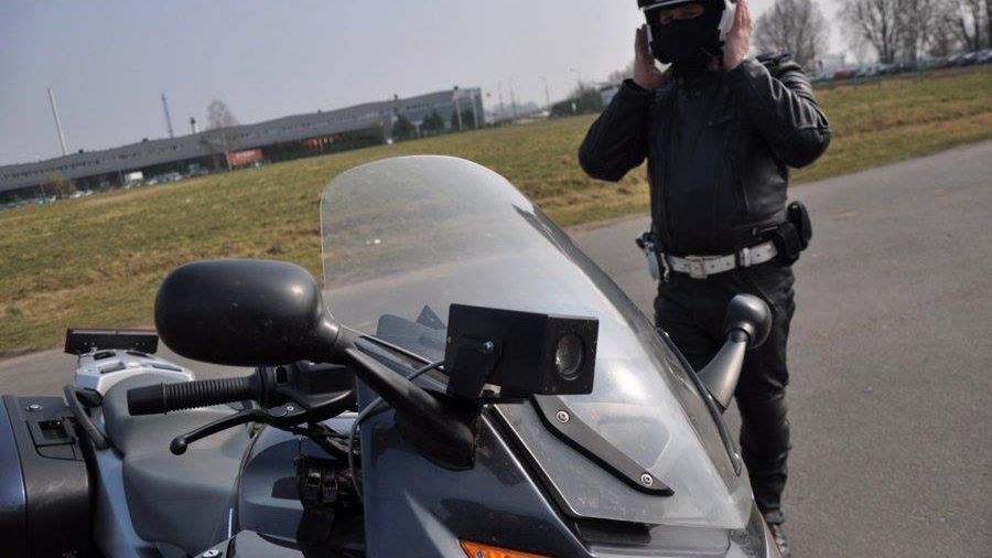 Nieoznakowany motocykl policji można rozpoznać po wideorejestratorze